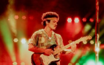 Cantor faz aparição surpresa em show de Bruno Mars; confira