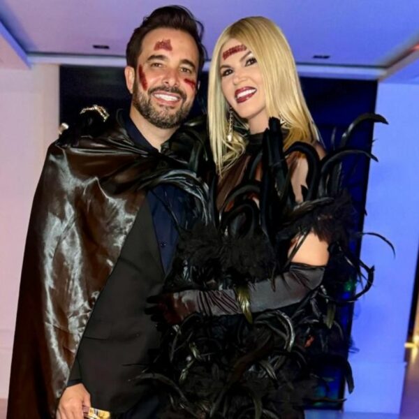 Val Marchiori impressiona com visual glamouroso no Halloween do ‘Baile do Helinho’.