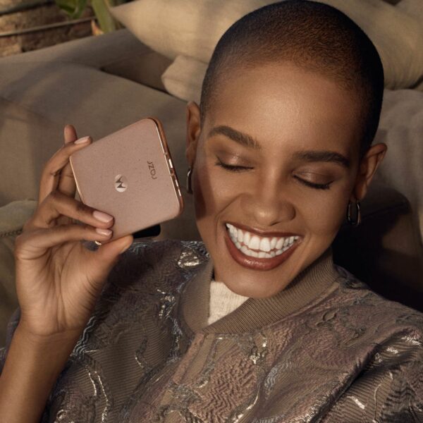 Cor Pantone do Ano 2025, Mocha Mousse, inspira novos smartphones com foco no autocuidado e simplicidade