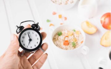 Jejum intermitente pode aumentar compulsão alimentar e frustrar quem busca emagrecer