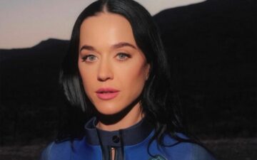 Katy Perry canta no espaço e se reconecta com a Terra de forma comovente