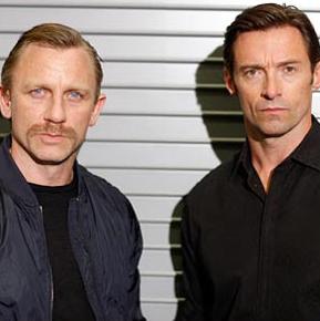 Hugh Jackman e Daniel Craig tiram as camisas que usavam em cena da peça “Steady Rain” por uma boa causa.