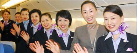 Quem vive viajando mundo afora sabe o quanto é difícil encontrar aeromoças simpáticas. Pois saiba que no Japão elas são bem diferentes.