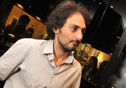 Jack Vartanian arma tarde regada a champanhe e chocolates em sua loja na Madison Avenue, em Nova York.