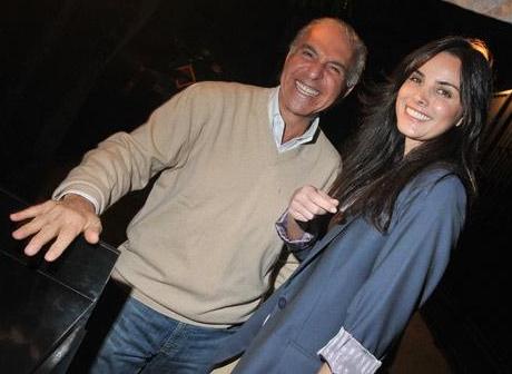 Glamurama soube pelos bastidores que o namoro do empresário Toninho Abdalla e a estilista Cris Barros anda de vento em popa.