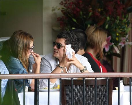 Temporada parisiense de Orlando Bloom e Miranda Kerr não rendeu muita coisa.