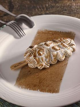 Inspirada na tradicional receita americana Baked Alaska, a chef Carla Pernambuco criou uma nova sobremesa