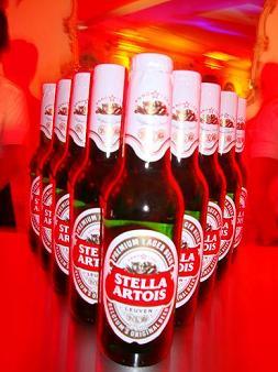 O bar da Stella Artois na festa da revista “Joyce Pascowitch”, que rola neste momento, está super disputado. O espaço foi montado pelo Estúdio Xingú e é sobreado por uma luz vermelha. E o melhor: a cerveja está geladinha.