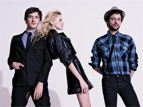 Tem mais novidade no line-up do Oi Fashion Rocks. Com a saída de Lulu Santos, por motivo de saúde, quem vai tocar durante o desfile de Alexandre Herchcovitch vai ser a banda Stop Play Moon.
