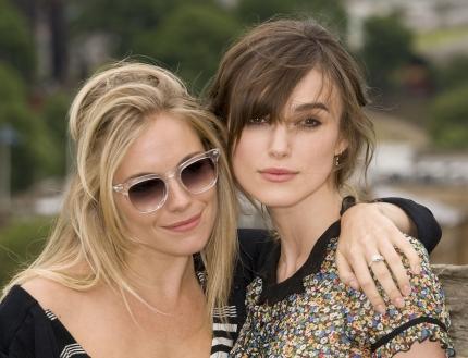 Sienna Miller, que desde o começo da carreira teve toda a intimidade exposta nas páginas de jornais e revistas, confessou em entrevista recente que inveja a melhor amiga, a também atriz Keira Knightley