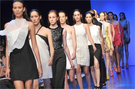 Os desfiles do terceiro dia do Crystal Fashion aconteceram e quem pode conferir a apresentação da TNG no Fashion Rio e a da forum Tufi Duek no SPFW, percebeu que a coleção era a mesma apresentada na temporada de verão 2010 destas semanas de moda.