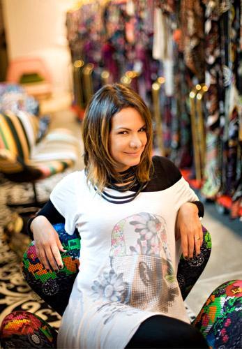 Adriana Barra receberá as clientes para um drink na loja que tem no Rio, neste sábado. A estilista tem muito motivo de sobra para comemorar.