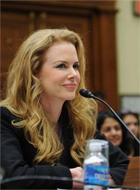 Todo mundo que estava na conferência sobre violência contra a mulher, realizada na noite dessa quarta-feira no prédio das Nações Unidas, em Nova York, parou para escutar o discurso de Nicole Kidman. A atriz, que é embaixadora da Boa Vontade da ONU, aponto
