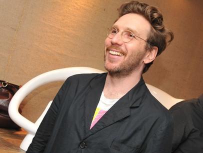 O estilista Alexandre Herchcovicth esta duplamente feliz. O motivo de tanta comemoração? O sucesso de seu desfile no 21º Crystal Fashion e a abertura de uma pop-up store no Shopping Crystal.