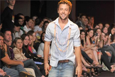 Kayky Brito pisou na passarela do Crystal Fashion pela primeira vez, mas nem isso abalou a felicidade do ator que esta prestes a estrear no filme “Desenrola” da diretora Rosane Svartman.