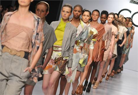 A Cori abriu o penúltimo dia de desfiles da 21º edição do Crystal Fashion em Curitiba e colocou na passarela sua coleção de verão 2010 recém desfilada no SPFW de junho.