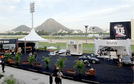 Glamurama já está devidamente instalado no lounge da BMW e mini cooper no Jockey Clube do Rio, onde logo mais começam os desfiles e shows do Oi Fashion Rocks.