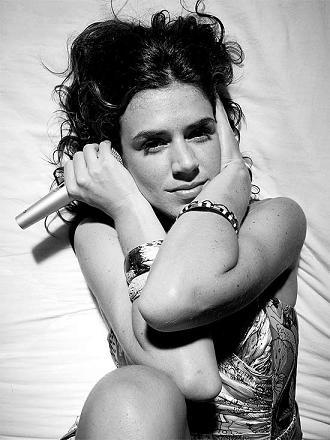 Vai ser com show inédito que a cantora Mariana Aydar se apresenta na quarta-feira, às 18 horas, no teatro Raul Cortez, em São Paulo. O pocket show é especial, e começa logo após as palestras da Semana Internacional da Criação Publicitária.