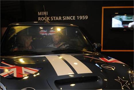 Glamurama já contou aqui sobre o MINI TV, programa exibido no blog do MINI. E nós, que estávamos em um cantinho superespecial no lounge MINI, no Oi Fashion Rocks, não pudemos deixar de notar que por lá, um MINI Cooper Cabrio, lindo.