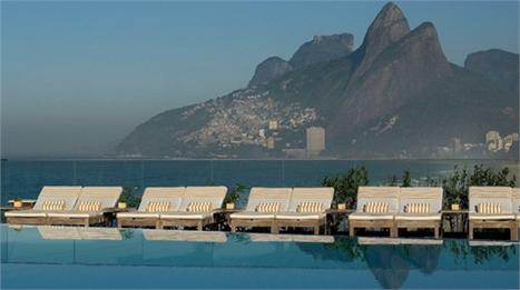 Tudo pronto para o sunset party de Francisco Costa na piscina do hotel Fasano. Nem a chuva passageira que caiu uma hora atrás desanimou a produção que enfeita todo o cenário do desfile com flores brancas.