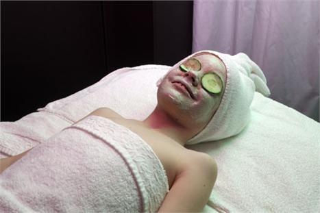 Não são só as mamães que podem se dar ao luxo de passar alguns dias em spas para cuidarem da beleza e do bem-estar. Em Bordeaux, na França, o La Villa Clémenceau tem uma programação especial para as pequenas, que podem fazer diversos tratamentos ao lado d