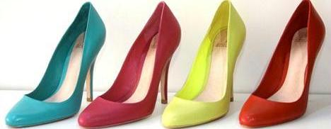 As cores neon estão super em alta. Quer aprender como usá-las sem carregar o visual? Confira as dicas no canal Moda Por Seda.