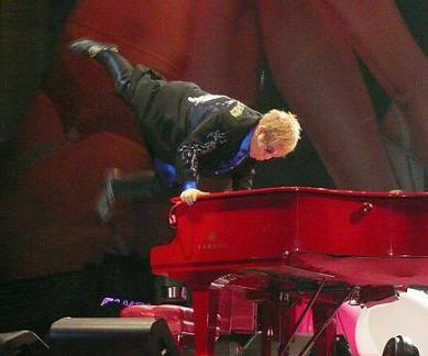 Aos 62 anos, Elton John demonstrou está esbanjando saúde e vitalidade. A prova foi o último show que ele apresentou em Barcelona, na semana passada. Em um momento de empolgação, o cantor deu um pulo no piano e quase plantou uma bananeira.