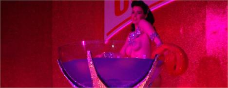Uma colaboradora do site OnSpeed furou o cerco e, feito um paparazzo, clicou a performance de Dita Von Tesse na boate The Week, nessa quarta-feira. Clique aqui e confira.