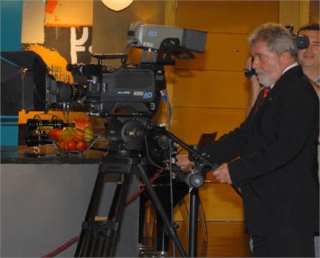 O presidente Lula, que desembarcou na Venezuela nessa quinta-feira à noite para, entre outros compromissos, tratar da entrada do país no Mercosul, achou um tempinho antes do embarque para prestigiar a Rede Record, que inaugurou nessa quinta-feira os novos