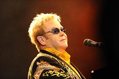 Elton John já escolheu as personalidades que serão homenageadas no próximo tradicional baile anual de sua fundação, a Elton John AIDS Foundation: o ex-presidente americano Bill Clinton, a atriz Sharon Stone, o casal Evelyn e Leonard Lauder e a bilionária