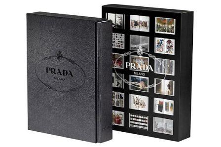A Prada acaba de lançar um livro de 706 páginas sobre as criações mais marcantes da maison nos últimos 30 anos, o “Prada”.
