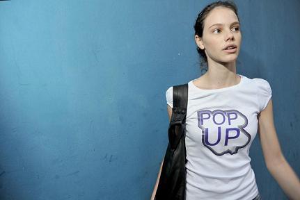 Laura Neiva saindo de casa, aqui em São Paulo. Linda, a atriz estava vestindo Pop Up. Ela já sabe o que é Pop Up, e você, glamurette?