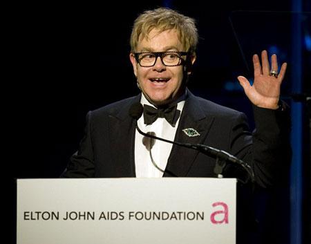 Elton John reaparece depois de seis meses recluso por conta de uma grave gripe.