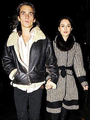 Parece que o romance de Keira Knightley e Rupert Friend não anda bem das pernas.