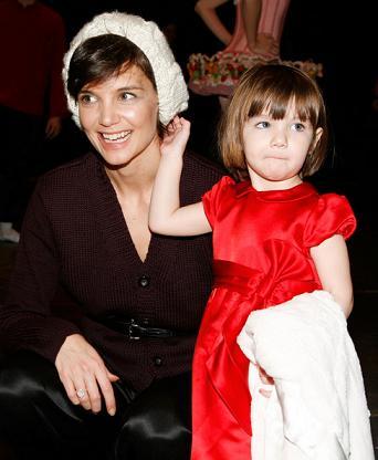 Depois da polêmica do salto de Suri Cruise, as notícias criticando Katie Holmes não param de pipocar na mídia.