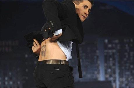Jake Gyllenhaal aproveitou a passagem pelo talk show de Jimmy Kimmel, na sexta-feira, para exibir a nova tatuagem