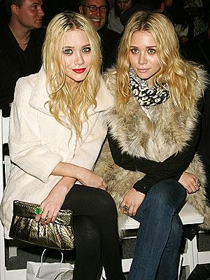 Mary-Kate e Ashley Olsen anunciam uma novidade das boas: a marca The Row terá um portal de vendas pela internet.