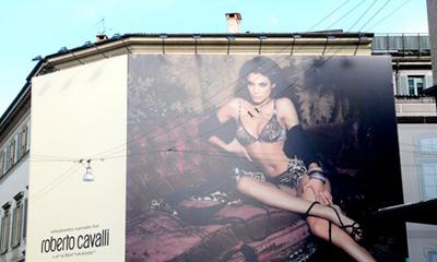 Saíram os outdoors da campanha estrelada pela namorada de George Clooney, Elisabetta Canalis, para Roberto Cavalli.