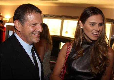 Anderson e Maythe Birman recebem nesta segunda-feira para jantar em homenagem ao vice-presidente mundial da Louis Vuitton, o italiano Pietro Beccari, em sua primeira visita ao Brasil.