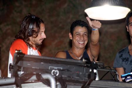 Bob Sinclair, que acabou de passar em frente ao camarote Salvador 2010, tocando o hit Love Generation tinha uma companhia especial ao lado dele, em cima do trio: MC Leozinho.