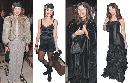 Turma de fashionistas tem usado dois modelitos para uma mesma ocasião, por conta do frio que faz em NY.