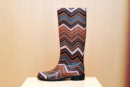 Para aqueles dias de chuva de verão, nada de desespero. A galocha da Missoni, além de linda, garante proteção de sobra.