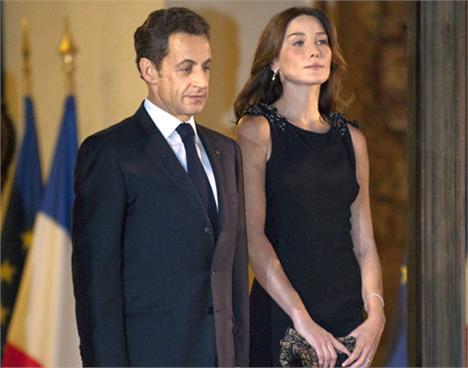 Com apenas dois anos de casados, o presidente francês Nicolas Sarkozy e a primeira-dama, Carla Bruni, já são protagonistas de rumores sobre infidelidade.