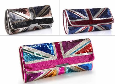Chegam nesta sexta-feira, no shopping Iguatemi, as clutches da Accessorize que homenageiam o estilista inglês Alexander McQueen.