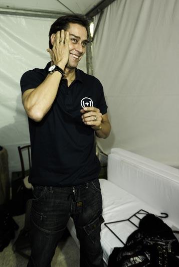 Glamurama flagrou Marcello Antony no camarim, se preparando para desfilar logo mais no Fashion Weekend Kids.