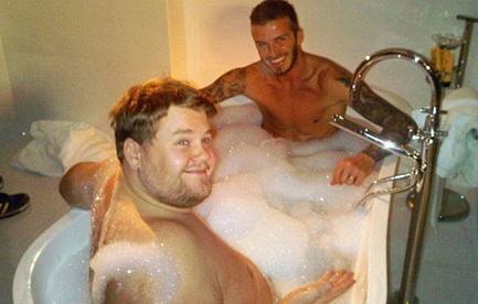 James Corden conseguiu o que muita gente daria a vida para fazer: entrar numa banheira de espuma com David Beckham!