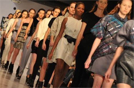 Cori abre o quarto dia de desfiles no Crystal Fashion, em Curitiba.