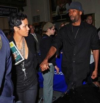 Depois da separação, Halle Berry vai a evento de mãos dadas com homem misterioso.