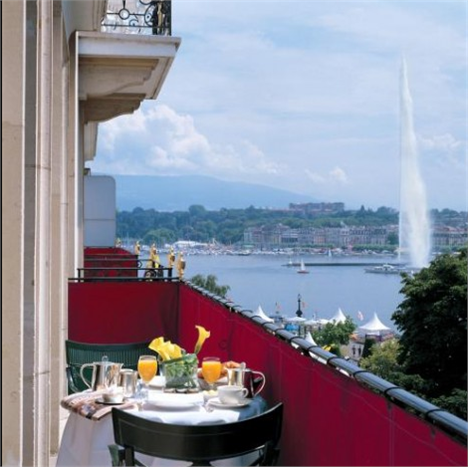 O Le Richemond, se tornou o primeiro no mundo a oferecer aos clientes os serviços de “Watch Butler”.