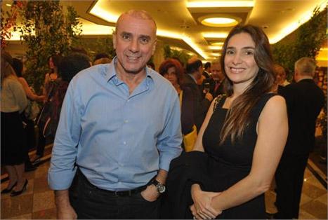Nelson Alvarenga e Adriana Bozon, da Ellus, comandam jantar em homenagem a exposição sobre a revista “Visionaire”.